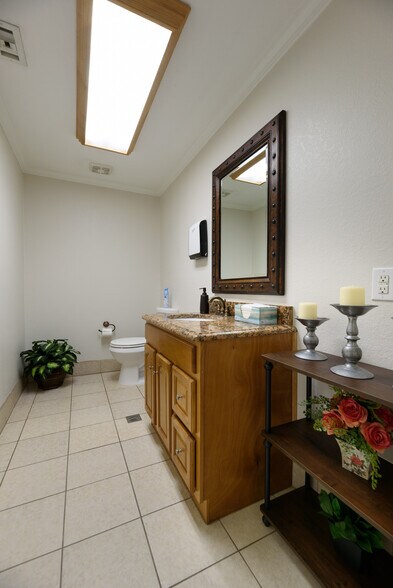 More Photos Of 301 S Seguin Rd, Converse Office For Sale