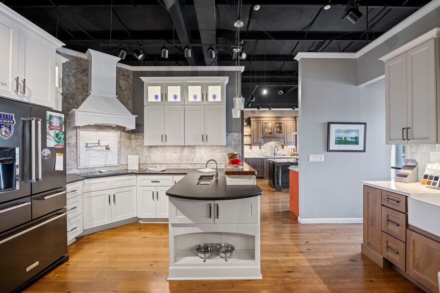 More Photos Of 1930 Deyerle Ave, Harrisonburg Freestanding For Sale