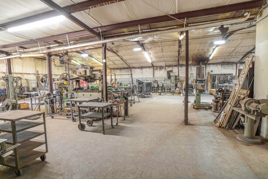 More Photos Of 1117 N Avenue T, Lubbock Warehouse For Sale