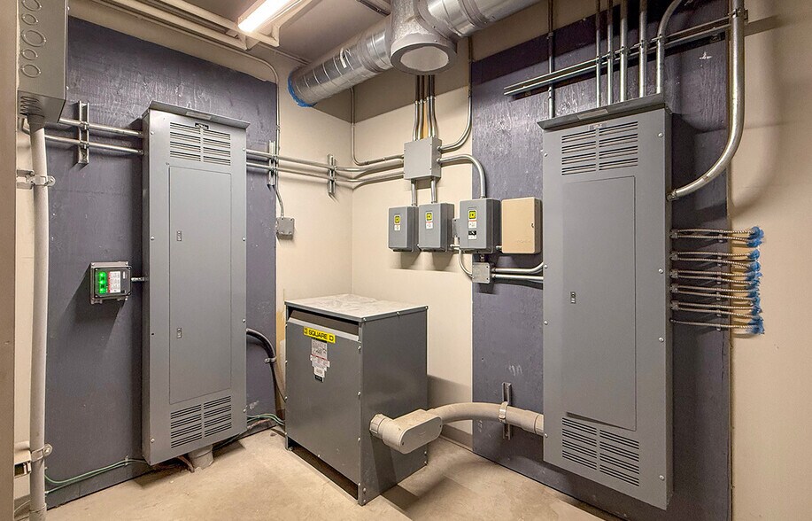 More Photos Of 1545 18th St N, Brandon Showroom For Lease