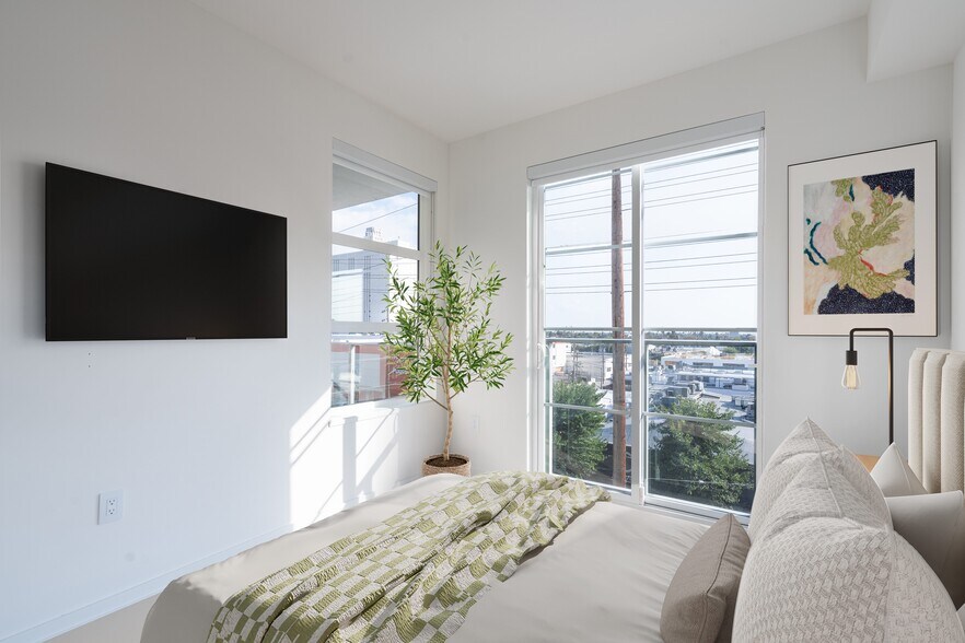 More Photos Of 6933 Santa Monica Blvd, Los Angeles Apartments For Lease