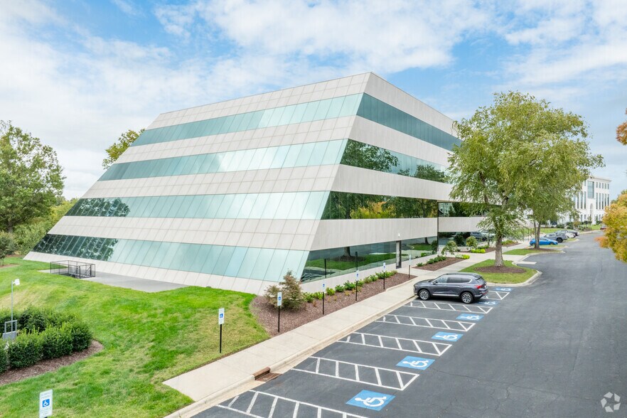 More Photos Of 9140 Arrowpoint Blvd, Charlotte Office For Lease