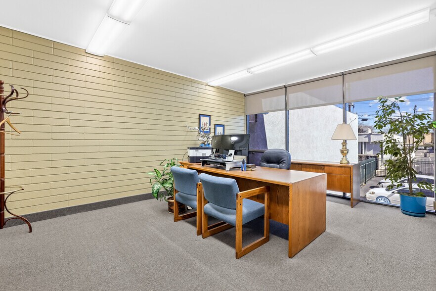 More Photos Of 1905 N Main St, Santa Ana Office For Lease