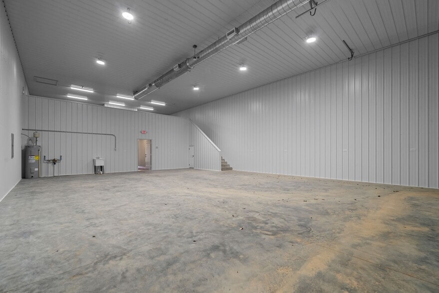 More Photos Of 1400 Dover Rd, Clarksville Showroom For Lease