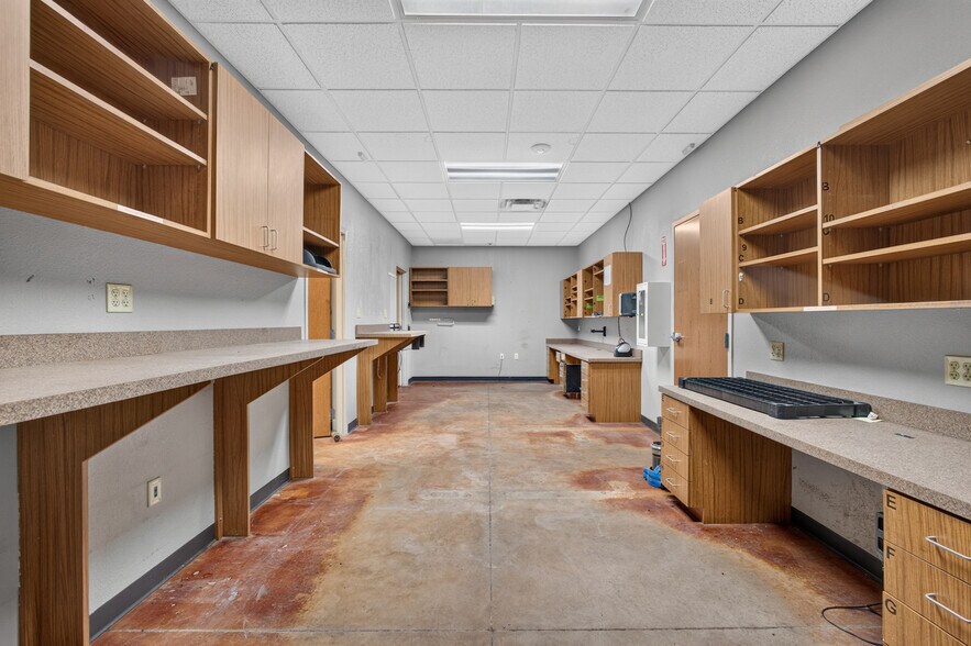 More Photos Of 906 S Eastern Ave, Elk City Warehouse For Sale
