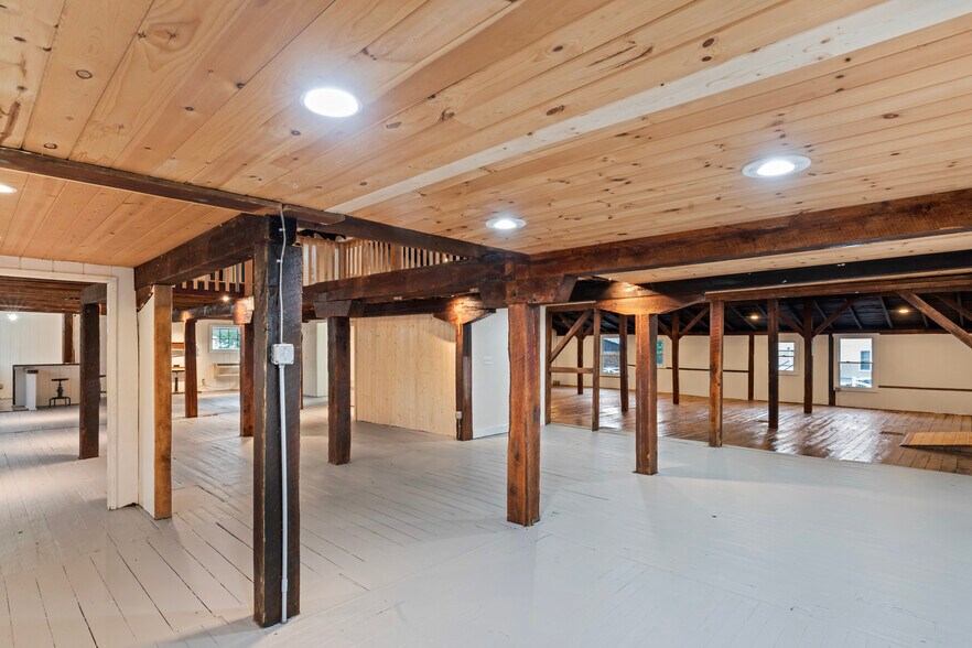 More Photos Of 20704 Ashburn Rd, Ashburn Unknown For Lease