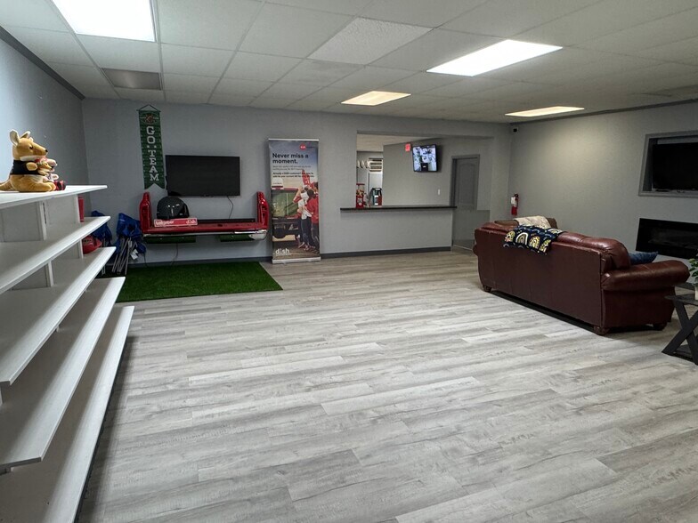 More Photos Of 706 N Perry St, Palestine General Retail For Sale