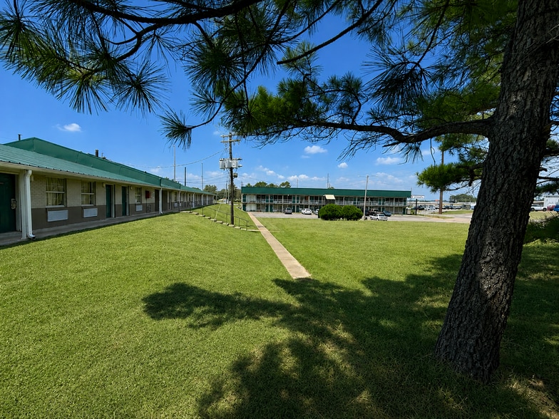 More Photos Of 1004 US Highway 51 Byp W, Dyersburg Hotel For Sale