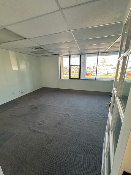 More Photos Of 711 W 17th St, Costa Mesa Warehouse For Sale