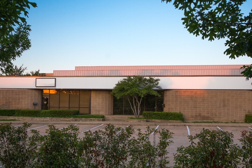 More Photos Of 1925-1939 Westridge Dr, Irving Flex For Lease