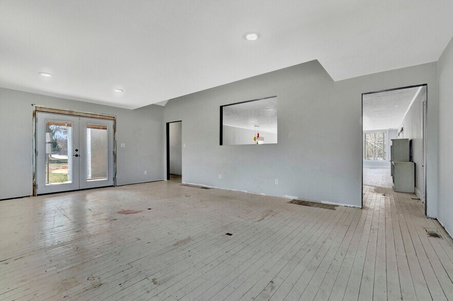 More Photos Of 12117 Highway 221, Woodruff Office For Sale