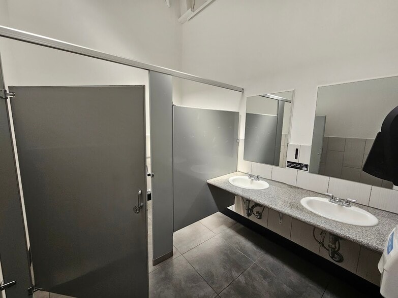 More Photos Of 400 W Pico Blvd, Los Angeles Health Club For Lease