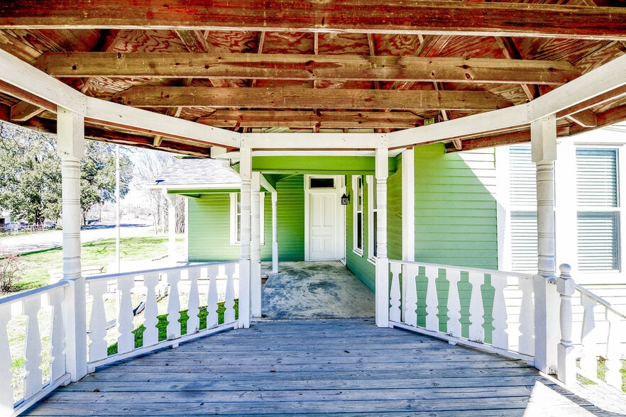 More Photos Of 512 N Travis St, Granbury Hospitality For Sale