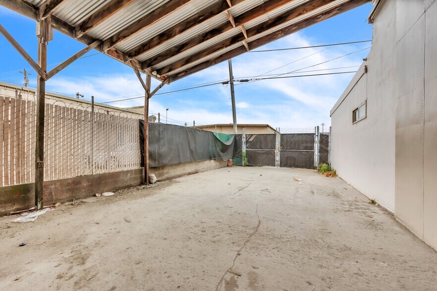 More Photos Of 227 Commission St, Salinas Showroom For Sale