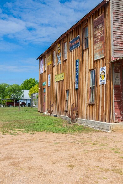 More Photos Of 622 Main st, Blanket Storefront Retail Office For Sale