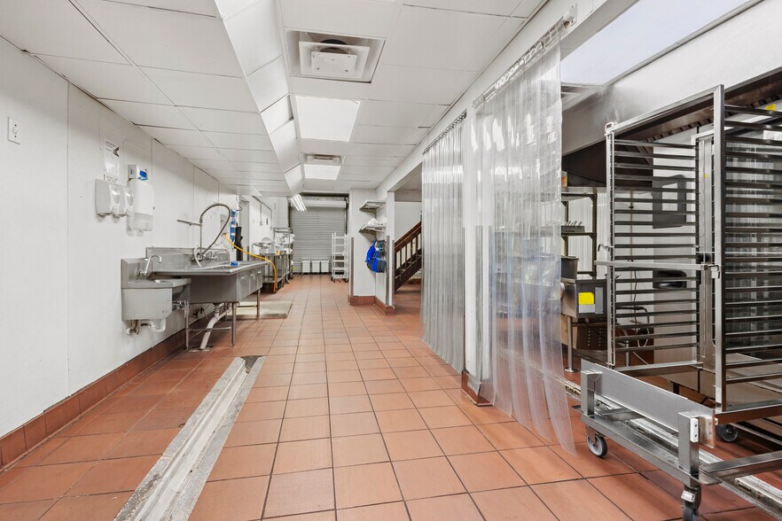 More Photos Of 1250-1264 SW Biltmore St, Port Saint Lucie Warehouse For Sale