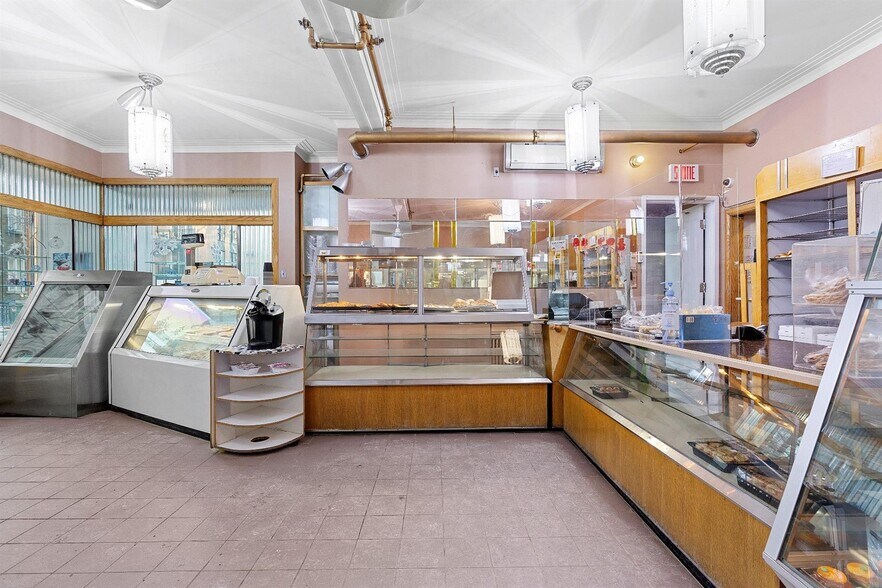 More Photos Of 471 Rue Saint-Jean, Québec Storefront Retail Residential For Sale
