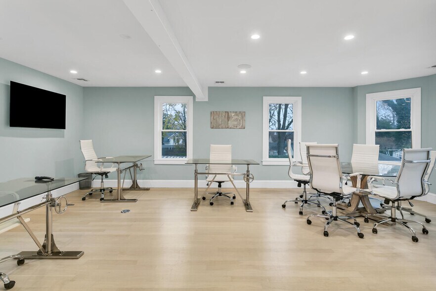 More Photos Of 126 E River Rd, Rumson Storefront Retail Residential For Lease