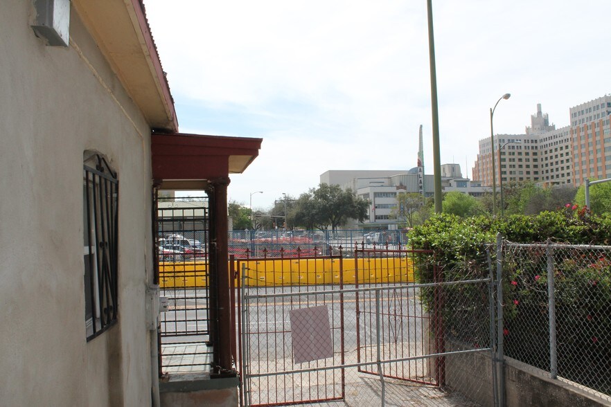 More Photos Of 233 W Travis St, San Antonio Storefront Retail Office For Sale
