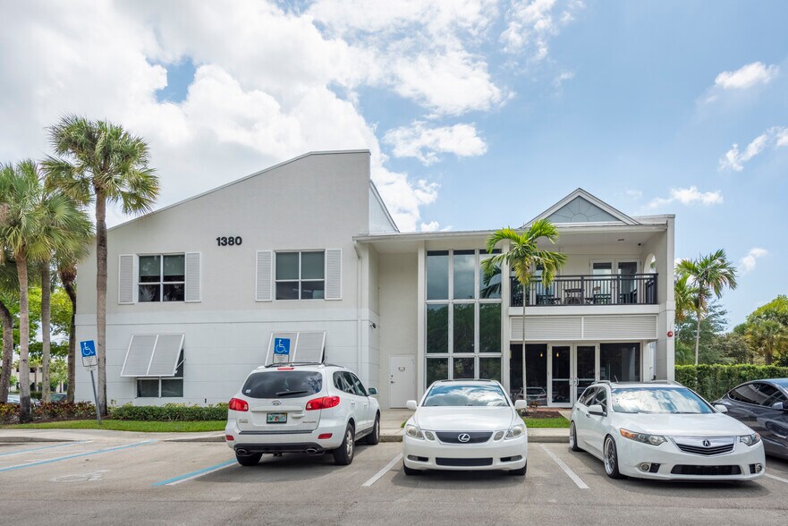 Primary Photo Of 1380 N University Dr, Plantation Medical For Sale