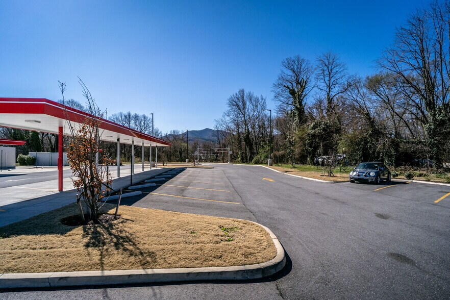 More Photos Of 1968 W Main St, Salem Fast Food For Lease