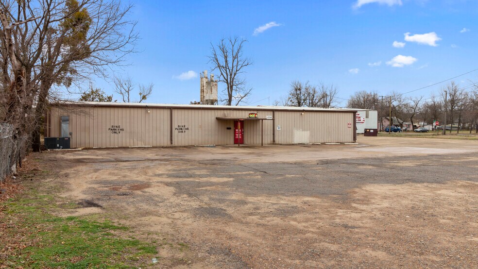 More Photos Of 1734 N Main St, Paris Freestanding For Sale