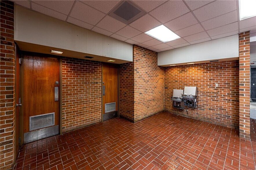 More Photos Of 315 S 6th St, Saint Joseph Sports And Entertainment For Lease