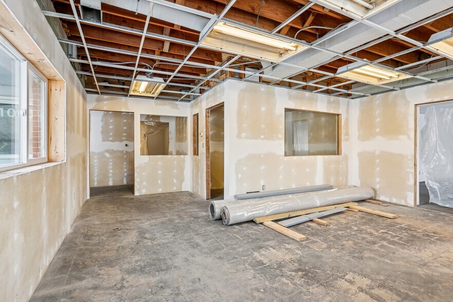 More Photos Of 1010 N Ashland Ave, Green Bay Flex For Sale