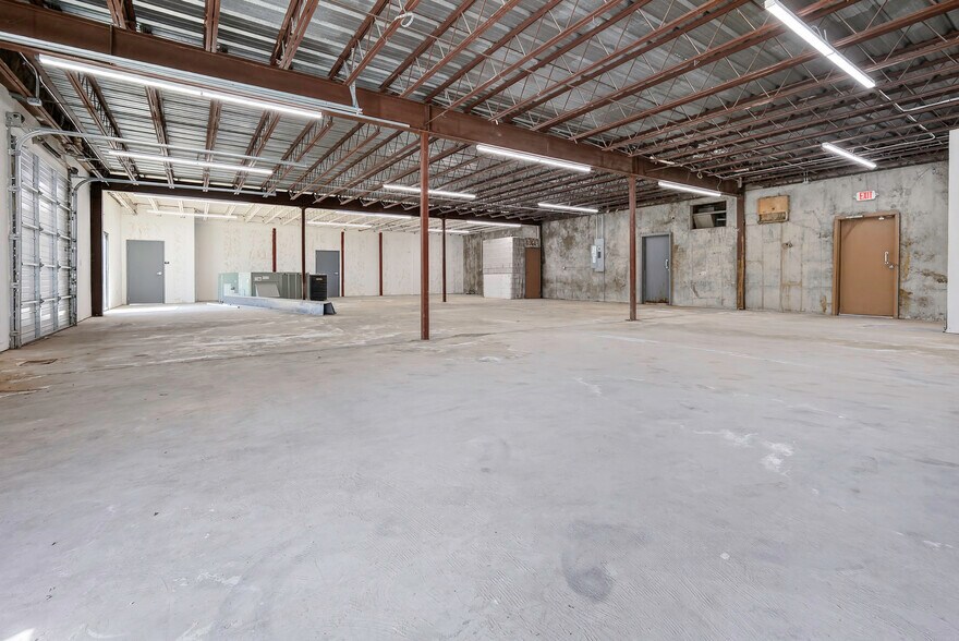 More Photos Of 4403-4411 SW 3rd St, Oklahoma City Showroom For Lease