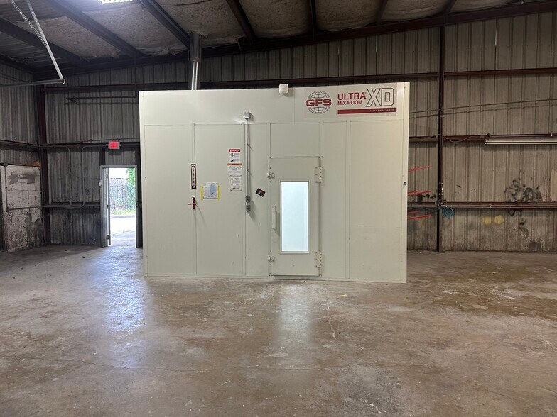 More Photos Of 734 S Hwy 6, Houston Warehouse For Lease