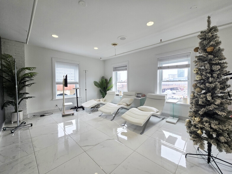 More Photos Of 12-18 Byward Market Sq, Ottawa Storefront Retail Office For Lease