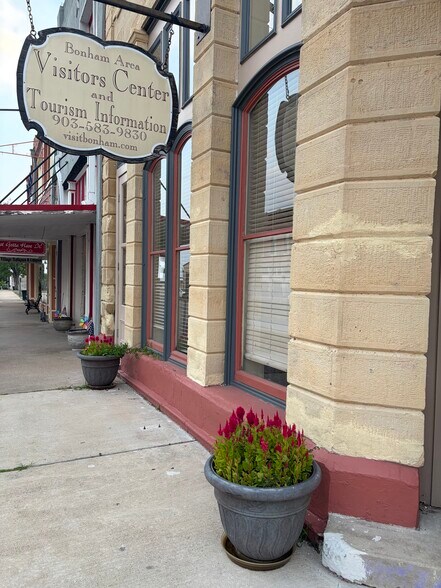More Photos Of 327 N Main St, Bonham Office For Lease