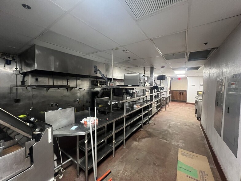 More Photos Of 7207 S Tamiami Trl, Sarasota Restaurant For Lease