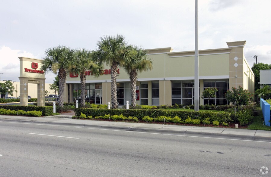 More Photos Of 635-637 W 49th St, Hialeah Freestanding For Lease