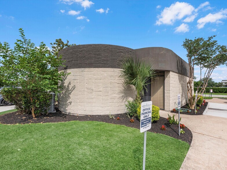 More Photos Of 525 Blossom St, Webster Medical For Sale