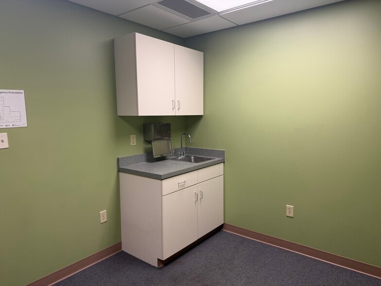 More Photos Of 142 Clearview Cir, Butler Medical For Lease