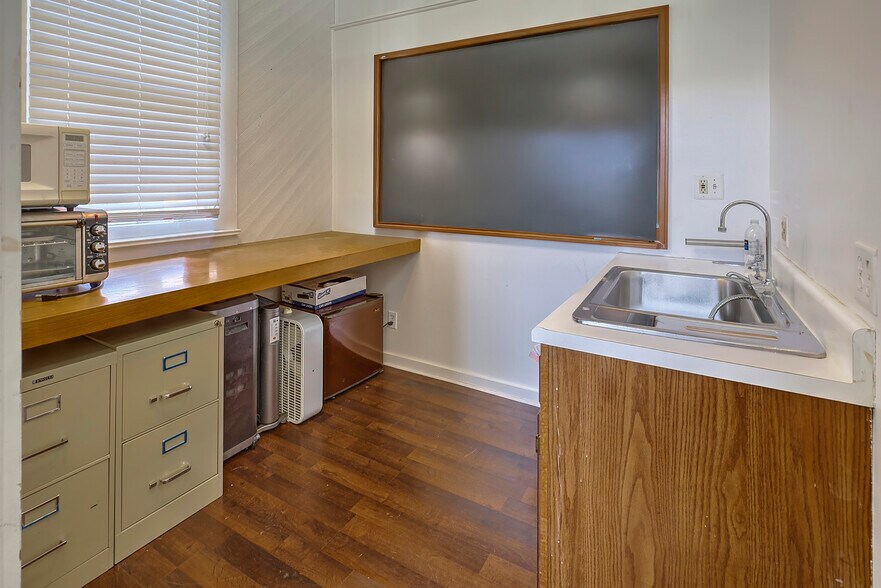 More Photos Of 210 Main St, Gladstone Apartments For Lease