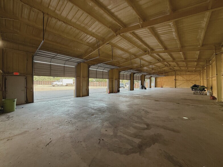 More Photos Of 708 E Hundley Dr, Lake Dallas Warehouse For Lease