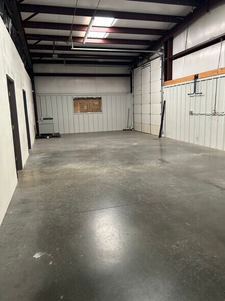 More Photos Of 700 S Bennett Dr, Dewey Warehouse For Lease