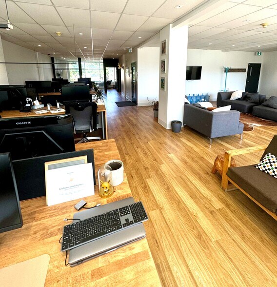 More Photos Of 2-14 Boul Désaulniers, Saint-lambert Office For Lease