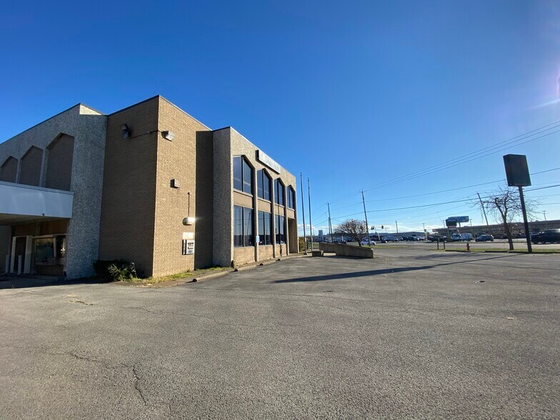 More Photos Of 2443 Military Rd, Niagara Falls Freestanding For Sale