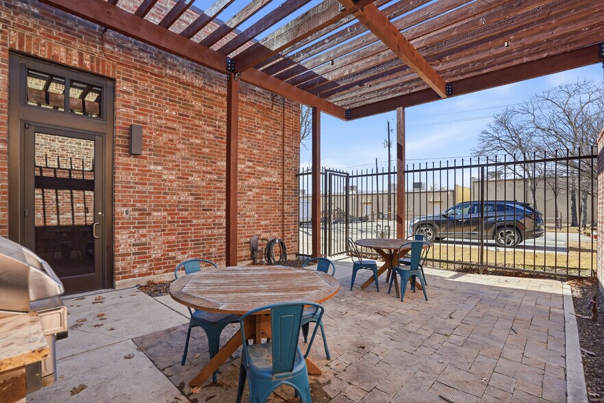More Photos Of 309 N Oak St, Roanoke Office For Sale