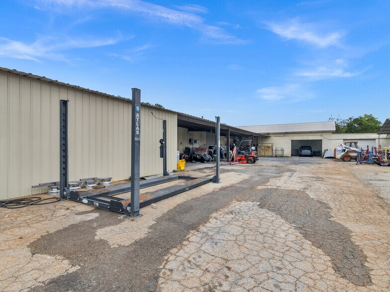 More Photos Of 1108 Anne St, Griffin Auto Repair For Sale