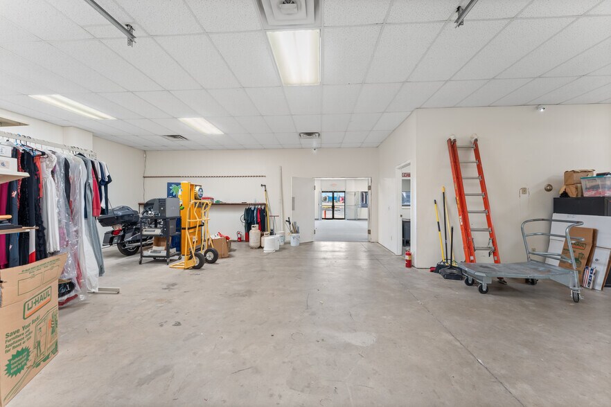 More Photos Of 2103 S Thompson St, Springdale Freestanding For Sale