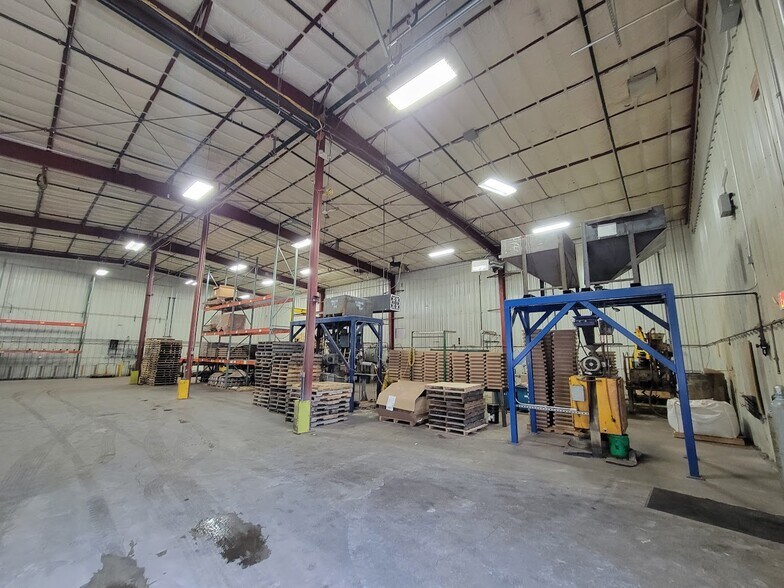 More Photos Of 3658 W 6th St, Goodview Industrial For Lease