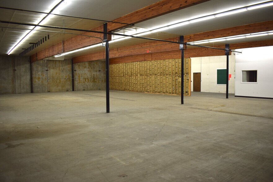 More Photos Of 613 Pacific Ave S, Kelso Distribution For Lease