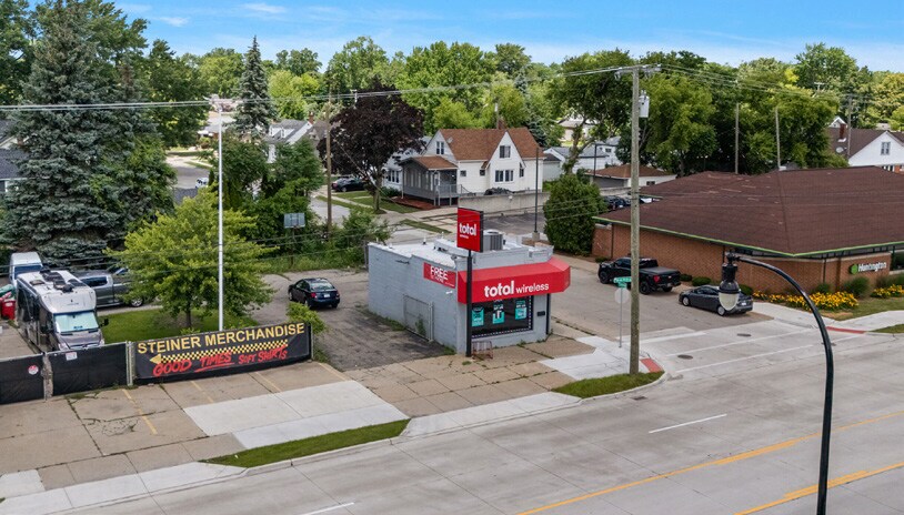 More Photos Of 16941 9 Mile Rd, Eastpointe Freestanding For Lease