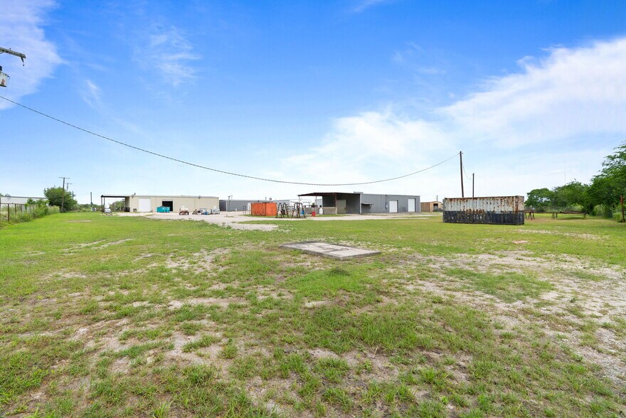 More Photos Of 2404 N US Highway 281, Alice Flex For Lease