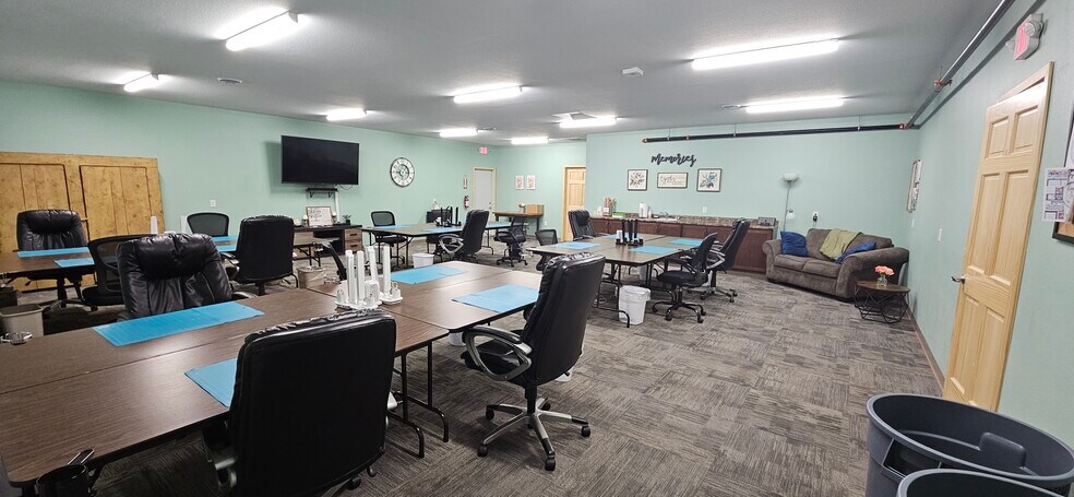 More Photos Of 2235 N Clairemont Ave, Eau Claire Freestanding For Sale