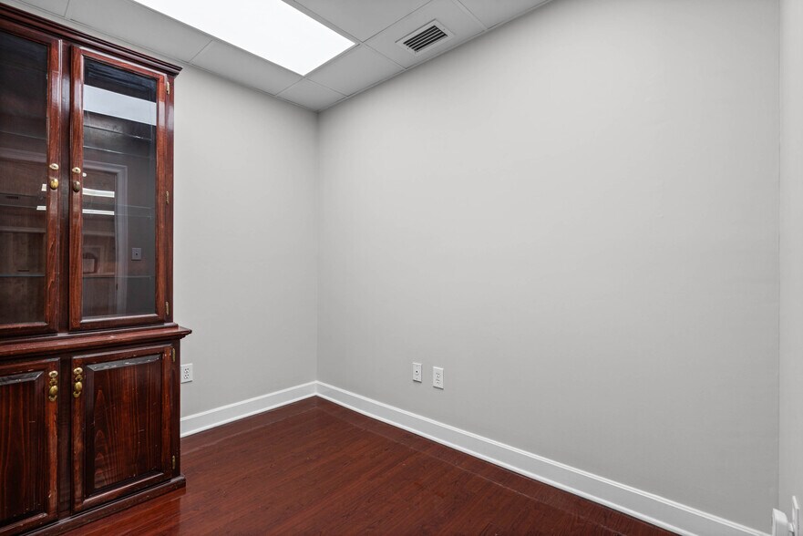 More Photos Of 3664 College Ln S, Mobile Medical For Sale